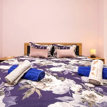 Brand New Modern 1br With Private Parking Included شقة